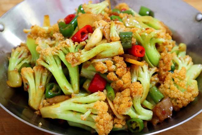 Stir-fried Cauliflower with Spicy Peppers 尖椒爆炒花椰菜